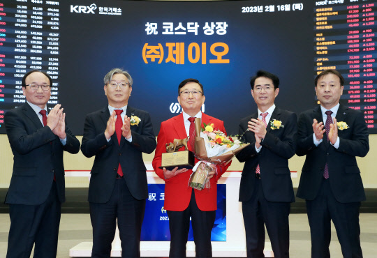 (왼쪽부터) 강왕락 코스닥협회 부회장, 홍순욱 한국거래소 코스닥시장본부장, 강득주 제이오 대표이사, 배영규 한국투자증권 전무, 유도석 한국IR협의회 상무. 한국거래소 제공.